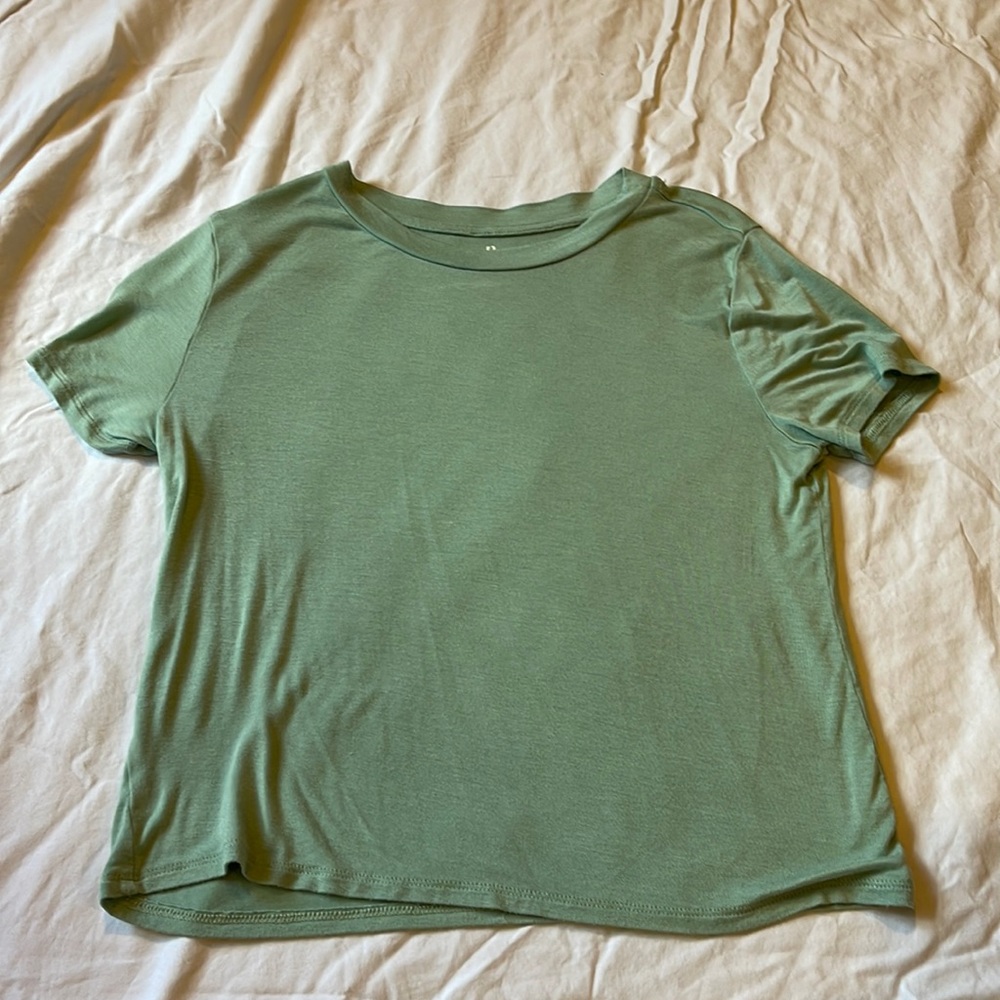 Green cropped tee